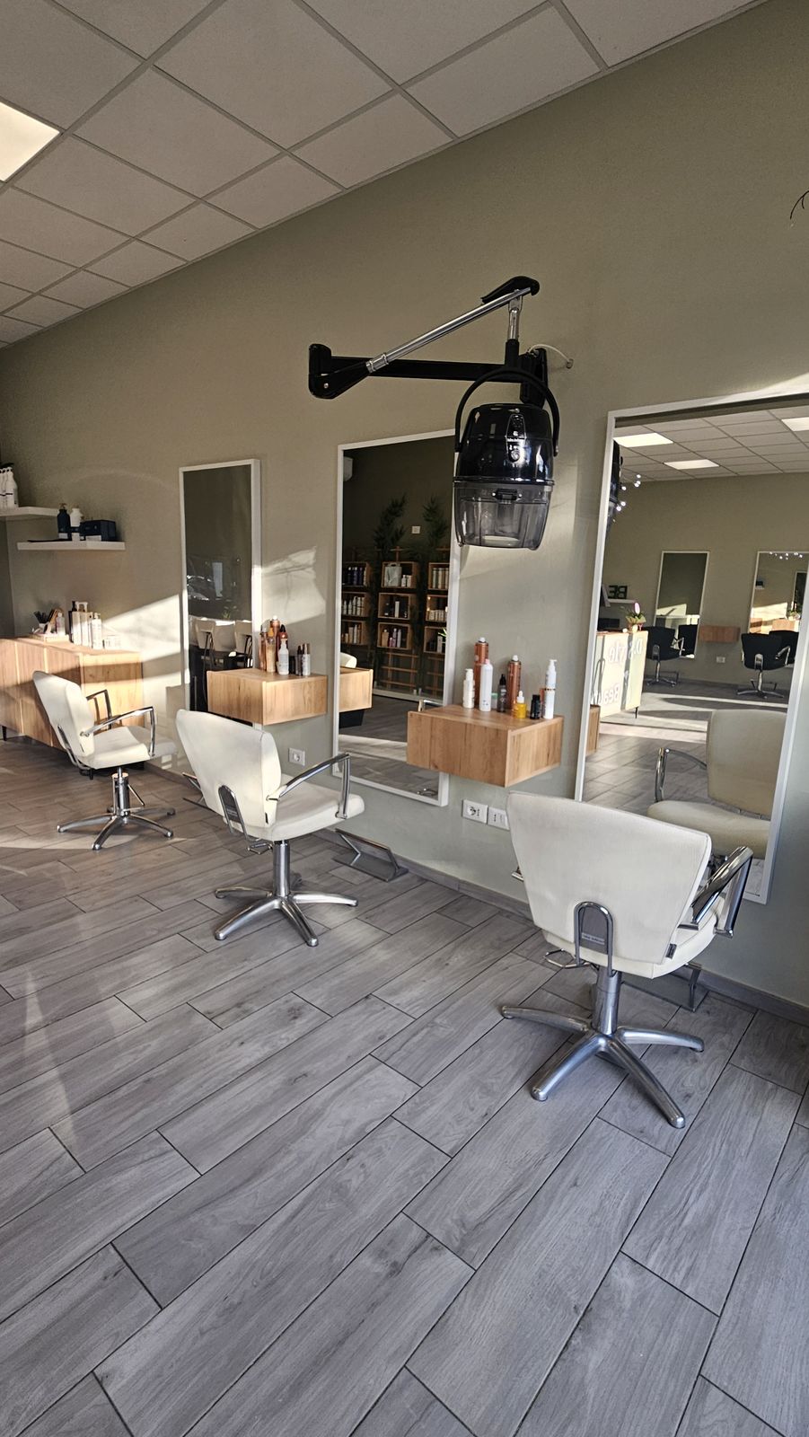 Le postazioni taglio con specchio del salone D.Style Beauty